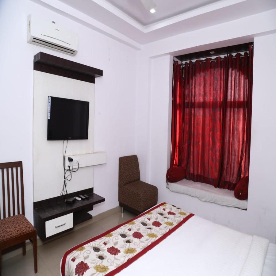 Hotel White Tulip-5 Mins From Airport With Swimming Pool Udaipur Exterior photo