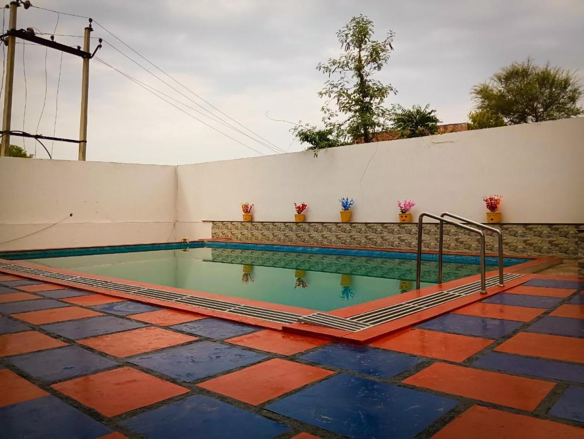 Hotel White Tulip-5 Mins From Airport With Swimming Pool Udaipur Exterior photo