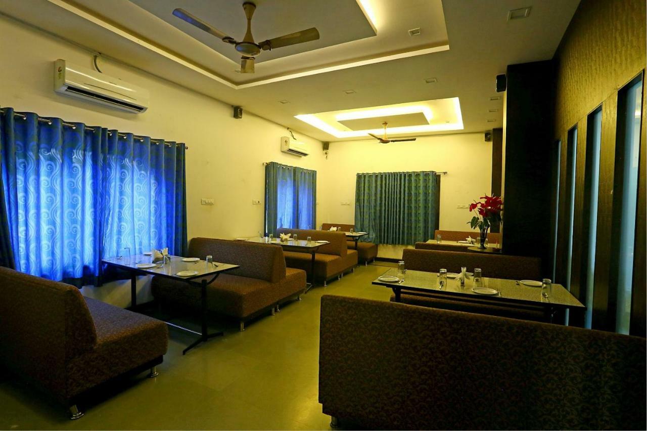 Hotel White Tulip-5 Mins From Airport With Swimming Pool Udaipur Exterior photo