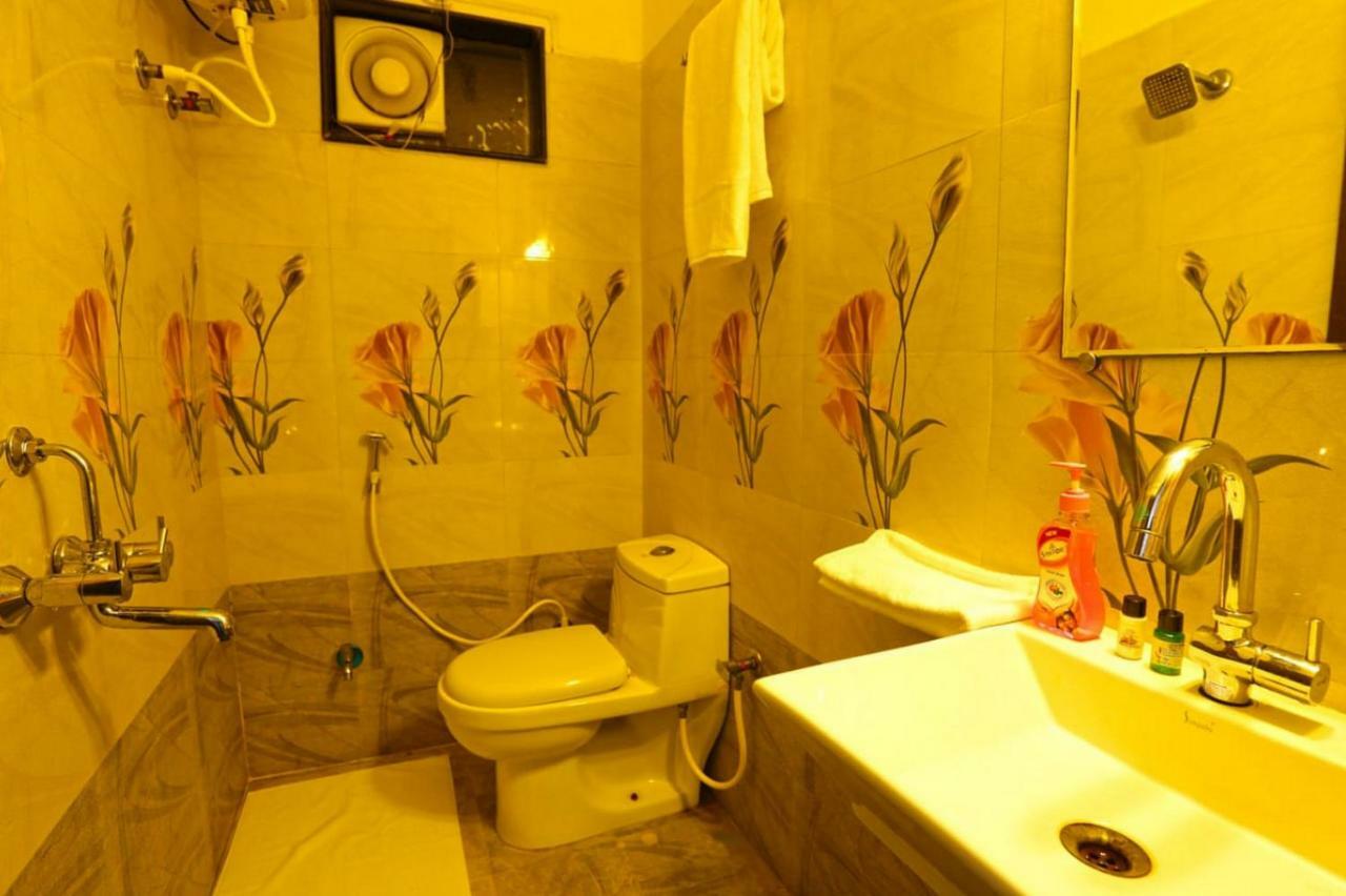 Hotel White Tulip-5 Mins From Airport With Swimming Pool Udaipur Exterior photo