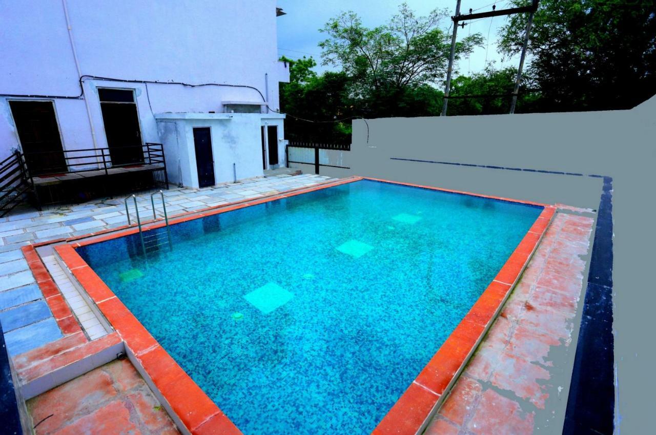 Hotel White Tulip-5 Mins From Airport With Swimming Pool Udaipur Exterior photo