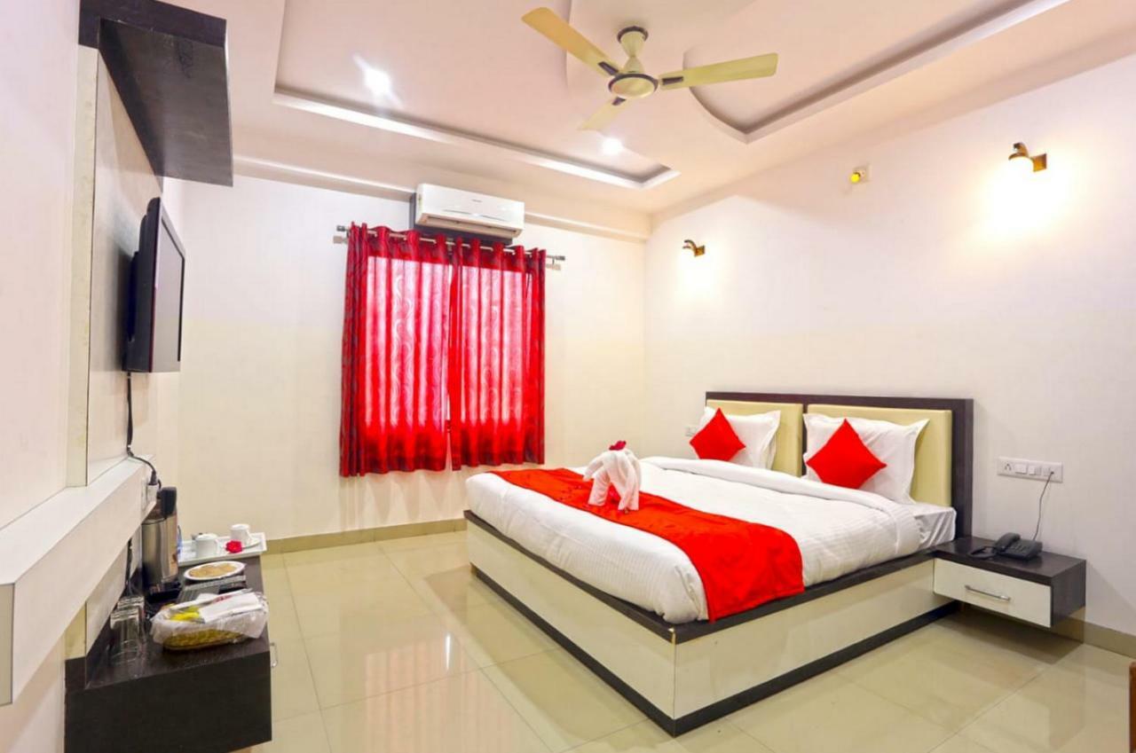 Hotel White Tulip-5 Mins From Airport With Swimming Pool Udaipur Exterior photo