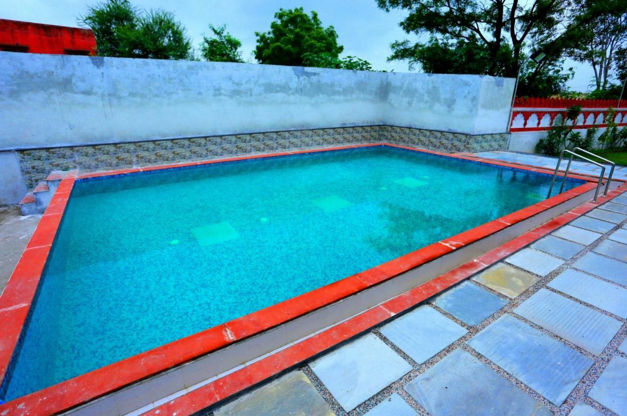 Hotel White Tulip-5 Mins From Airport With Swimming Pool Udaipur Exterior photo