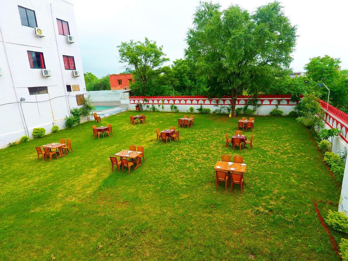 Hotel White Tulip-5 Mins From Airport With Swimming Pool Udaipur Exterior photo